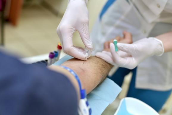 infirmière prise de sang